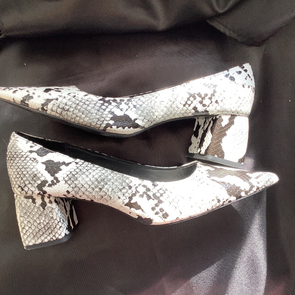 EUC Zara black white snakeskin‎  print black heels